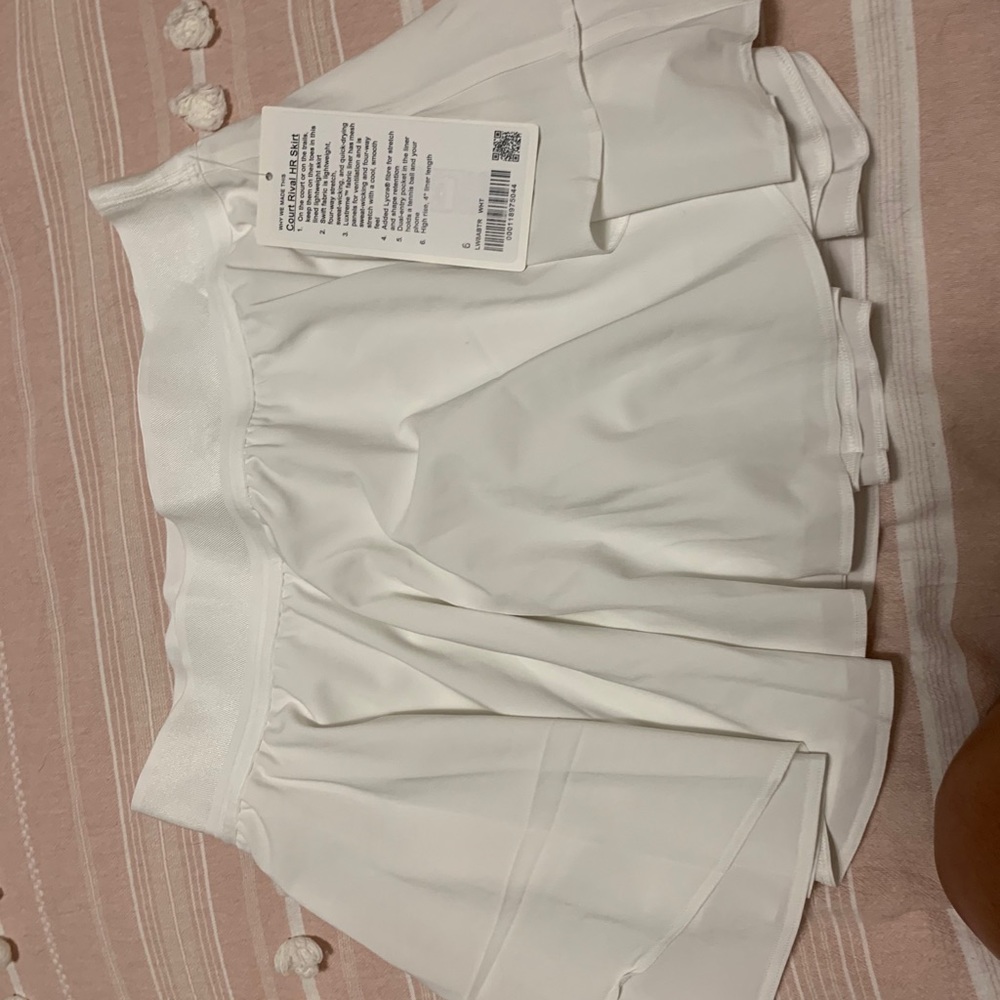 Lululemon court rival HR short